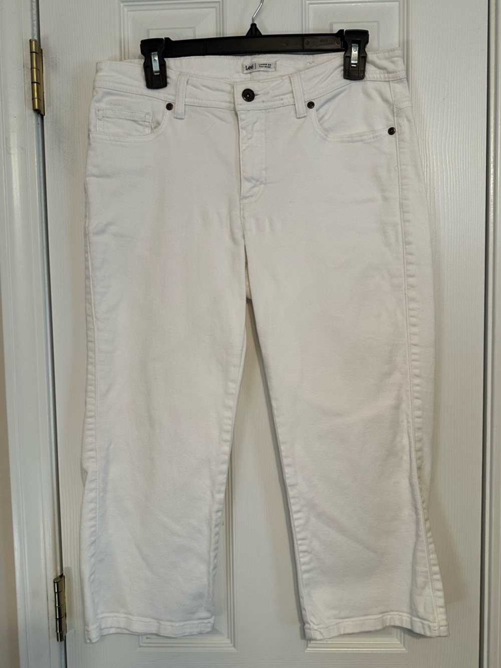 Lee Women’s White Straight-Leg capris. Size 10P